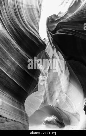 Splendida vista delle incredibili formazioni di arenaria del famoso Antelope Canyon in una giornata di sole vicino alla città di Page. Arizona, USA (foto in bianco e nero) Foto Stock