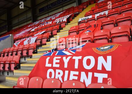 LONDRA, REGNO UNITO. 13 MARZO: Bandiere dei sostenitori dell'orientamento durante la partita Sky Bet League 2 tra Leyton Orient e Scunthorpe si sono unite al Matchroom Stadium di Londra sabato 13 marzo 2021. (Credit: Ivan Yordanov | MI News) Credit: MI News & Sport /Alamy Live News Foto Stock