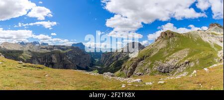 Bella vista panoramica sulla Val Gardena in estate. Dolomiti Italiane, Alto Adige Foto Stock