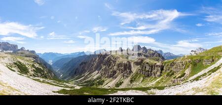 Super panorama della valle e Parco Nazionale tre Cime di Lavaredo. Dolomiti Italiane, Italia Foto Stock