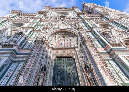 La facciata riccamente decorata della famosa Cattedrale di Firenze (Cattedrale di Santa Maria del Fiore) Firenze, Italia Foto Stock