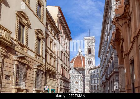 La strada che conduce al Duomo di Firenze (Cattedrale di Santa Maria del Fiore) Firenze, Italia Foto Stock