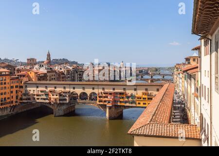 Ponte Vecchio sul fiume Arno e sul Corridoio Vasariano (Corridoio Vasariano) a Firenze Foto Stock