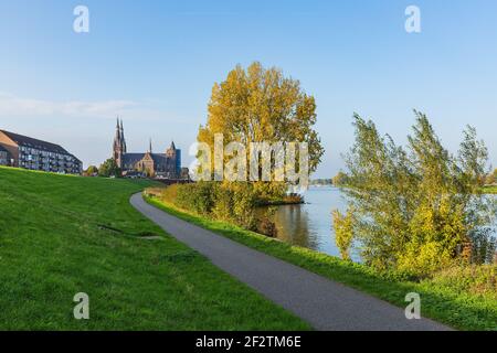 Land van Cuijk, il paesaggio agricolo nel piccolo villaggio Cuijk e sul fiume Meuse, Paesi Bassi sotto un cielo blu. Famoso punto di riferimento turistico fo Foto Stock