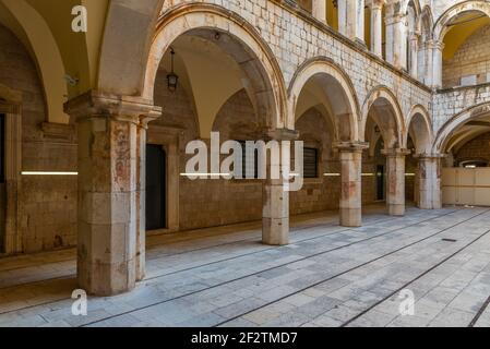 Cortile interno del palazzo Sponza a Dubrovnik, Croazia Foto Stock