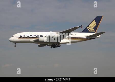 Singapore Airlines Airbus A380 con registrazione 9V-SKB in finale per la pista 25L dell'aeroporto di Francoforte. Foto Stock