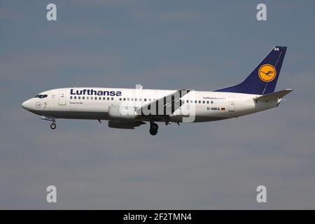 Tedesco Lufthansa Boeing 737-300 con registrazione D-ABEA in finale per la pista 25L dell'aeroporto di Francoforte. Foto Stock