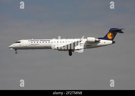 Tedesco Lufthansa Regional Bombardier CRJ700 con registrazione D-ACPR in finale per la pista 25L dell'aeroporto di Francoforte. Foto Stock