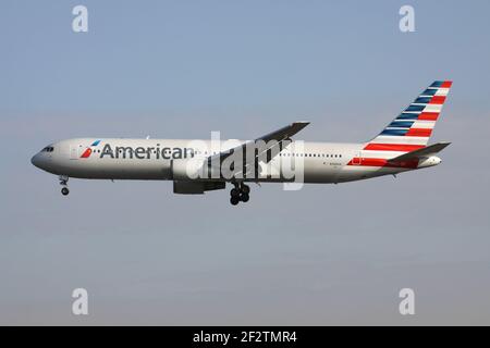 American Airlines Boeing 767-300 con registrazione N368AA in finale per la pista 25L dell'aeroporto di Francoforte. Foto Stock