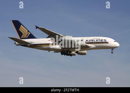 Singapore Airlines Airbus A380 con registrazione 9V-SKE in finale per la pista 07R dell'aeroporto di Francoforte. Foto Stock