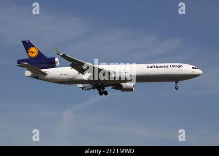 Tedesco Lufthansa Cargo McDonnell Douglas MD-11F con registrazione D-ALCB in breve finale per la pista 07R dell'aeroporto di Francoforte. Foto Stock