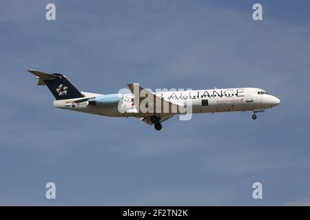 Tyrolean Airways Fokker 100 in austriaco frecce Star Alliance livrea con registrazione OE-LVG in finale per pista 07R dell'aeroporto di Francoforte. Foto Stock