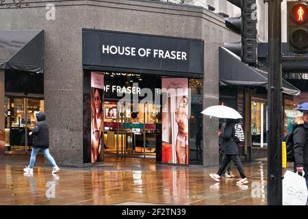 Londra, Regno Unito - 01 febbraio 2019: La gente cammina di fronte all'ingresso del centro commerciale House of Fraser in una giornata piovosa. E' opera di grandi magazzini britannici Foto Stock