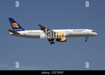 Icelandair Boeing 757-200 con registrazione TF-IST in finale per la pista 07R dell'aeroporto di Francoforte. Foto Stock