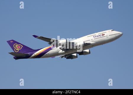 Thai Airways Boeing 747-400 con registrazione HS-TGM Airborne all'aeroporto di Francoforte. Foto Stock