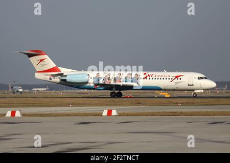 Austrian Fokker 100 in Austria livrea della squadra di sci con registrazione OE-LVM che allinea la pista 18 (chiamata Startbahn West) dell'aeroporto di Francoforte. Foto Stock