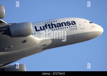 Tedesco Lufthansa Airbus A380 con registrazione D-AIMA Airborne all'aeroporto di Francoforte. Foto Stock