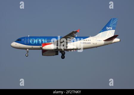 British bmi Airbus A319-100 con registrazione G-DBCH in finale per la pista 25L dell'aeroporto di Francoforte. Foto Stock