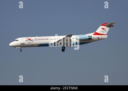 Tyrolean Airways Fokker 100 in frecce austriache livrea con registrazione OE-LVH in finale per pista 25L dell'aeroporto di Francoforte. Foto Stock
