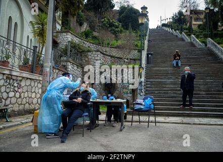 Le autorità greche forniscono gratuitamente test COVID-19 rapidi, al di fuori di una chiesa nella città di Patrasso, in Grecia, sabato 13 marzo 2021. Foto Stock