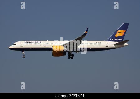 Icelandair Boeing 757-200 con registrazione TF-FIP in finale per la pista 25L dell'aeroporto di Francoforte. Foto Stock