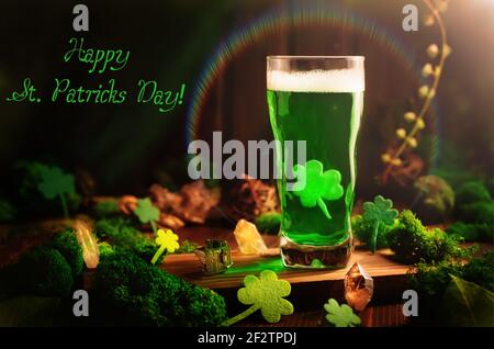 San Patrizio's Day birra verde pinta su sfondo di legno, con foglie di shamrock, arpa. Festa del pub Patrick Day, festeggiando. Foto Stock