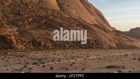 Campeggio classico lungo le montagne di Spitzkoppe in Namibia Foto Stock