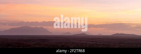 Alba polverosa vicino a Spitzkoppe in Namibia, Africa Foto Stock