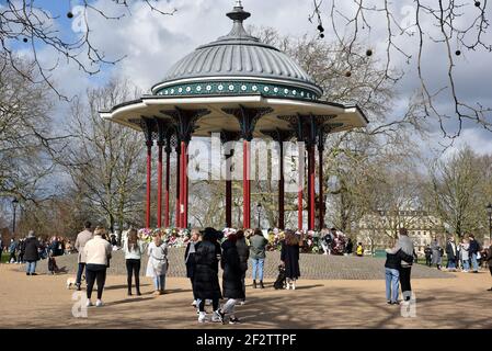 Clapham Common, Londra, Regno Unito. 13 Marzo 2021. La gente paga i loro rispetti e tributi floreali per Sarah Everard alla tribuna di Clapham Common. Credit: Matthew Chpicle/Alamy Live News Foto Stock