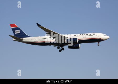 US Airways Airbus A330-200 con registrazione N279AY su breve finale per la pista 07R dell'aeroporto di Francoforte. Foto Stock