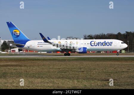 Tedesco Condor Boeing 767-300 con registrazione D-ABUH al decollo sulla pista 18 (chiamata Startbahn West) dell'aeroporto di Francoforte. Foto Stock