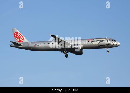 Austrian Niki Airbus A321-200 con registrazione OE-LEW in finale per la pista 07R dell'aeroporto di Francoforte. Foto Stock