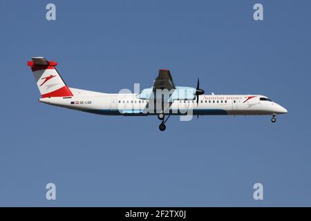 Tyrolean Airways Bombardier Dash 8 Q400 con registrazione OE-LGD in frecce austriache livrea finale per pista 07R dell'aeroporto di Francoforte. Foto Stock