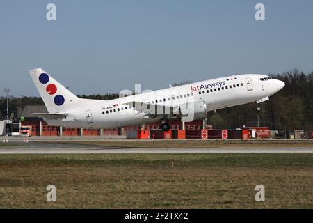 Serbo Jat Airways Boeing 737-300 con registrazione YU-ANL solo aereo all'aeroporto di Francoforte. Foto Stock