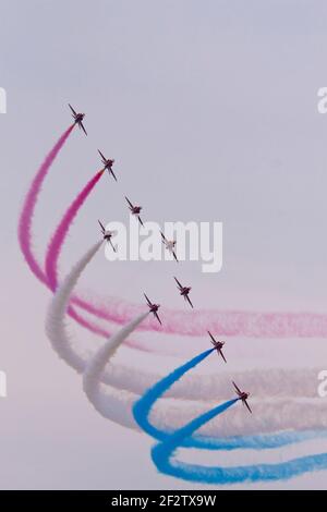 Frecce rosse in un display di formazione, che mostrano tracce di vapore rosso bianco e blu, con spazio di copia Foto Stock