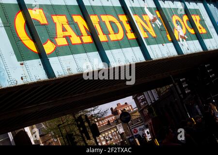 Vista dal basso angolo del Camden Lock Bridge accanto al Regents Park Canal e al mercato nel nord di Londra, Inghilterra Foto Stock