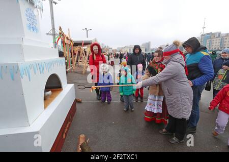 Minsk, Bielorussia. 13 Marzo 2021. La gente partecipa alle celebrazioni del festival Maslenitsa a Minsk, Bielorussia, 13 marzo 2021. Maslenitsa è una festa religiosa per celebrare l'inizio della primavera. Credit: Zhinkov Henadz/Xinhua/Alamy Live News Foto Stock