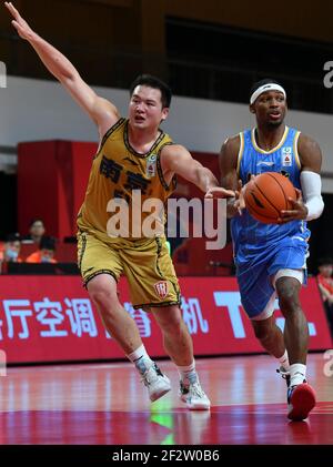 (210313) -- ZHUJI, 13 marzo 2021 (Xinhua) -- Jonathan Gibson (R) dei Ducks di Pechino compete durante il 45° round match tra i Re delle scimmie di Nanjing e i Ducks di Pechino alla stagione 2020-2021 della lega della Chinese Basketball Association (CBA) a Zhuji, Provincia Zhejiang della Cina orientale, 13 marzo 2021. (Xinhua/Hu Huhu) Foto Stock