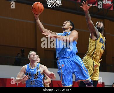 (210313) -- ZHUJI, 13 marzo 2021 (Xinhua) -- Taruike Jianiyou (sopra L) di Pechino Ducks va al basket durante la 45a partita tra Nanjing Monkey Kings e Pechino Ducks alla stagione 2020-2021 della Chinese Basketball Association (CBA) League a Zhuji, nella provincia di Zhejiang della Cina orientale, 13 marzo 2021. (Xinhua/Hu Huhu) Foto Stock