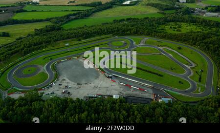 Epico colpo di drone sul circuito di Three Sisters Race Circuit Situato vicino alla città di Wigan Foto Stock