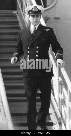 IL PRINCIPE ANDREW RITORNA DALLE FALKLANDS LASCIA HMS INVINCIBILE. 1983 PIC MIKE WALKER, Foto Stock