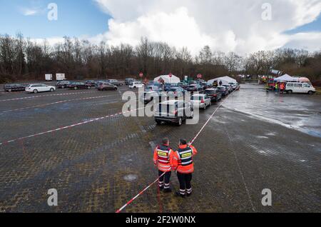 13 marzo 2021, bassa Sassonia, Bremervörde: Numerose auto sono parcheggiate in un centro di vaccinazione drive-in nell'area d'attesa. Gli anziani di età superiore ai 80 anni possono essere vaccinati contro Corona nella città di Bremervörde utilizzando il metodo drive-in nel sedile passeggero di un'auto. Foto: Daniel Reinhardt/dpa Foto Stock