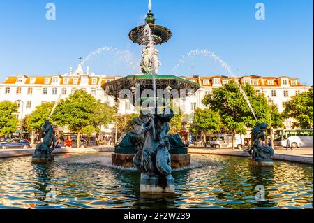 Fontana in Piazza Rossio (Piazza Pedro IV) e il Teatro Nazionale D. Maria II a Lisbona, Portogallo Foto Stock