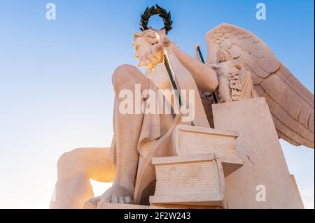 Profilo della statua monumentale che domina l'arco trionfale di Augusta Street a Lisbona in Portogallo Foto Stock