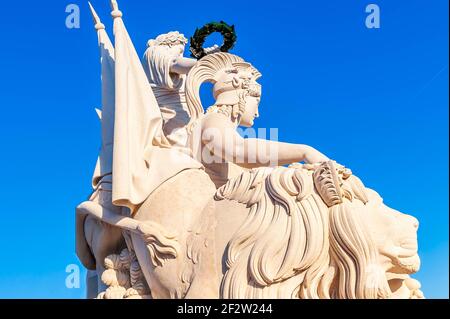 Profilo della statua monumentale che domina l'arco trionfale di Augusta Street a Lisbona in Portogallo Foto Stock