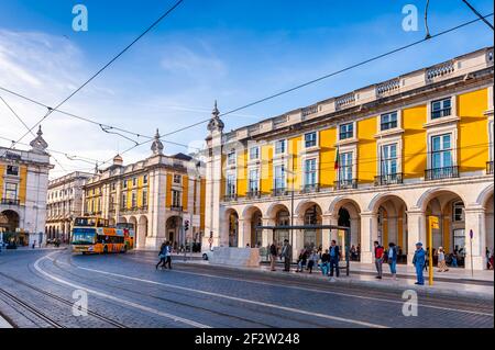 Via Arsenal e il suo traffico e le facciate a Lisbona in Portogallo Foto Stock