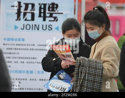 I cercatori di lavoro stanno esplorando i volantini di reclutamento alle fiere di lavoro a Fuyang. Il Premier li Keqiang ha fatto domande da parte di giornalisti cinesi e stranieri tramite collegamento video ad una conferenza stampa giovedì dopo la chiusura della quarta sessione del 13° Congresso Nazionale del Popolo. Il governo ha fissato un obiettivo di 11 milioni di nuovi posti di lavoro urbani per il 2021 e darà priorità alla creazione di posti di lavoro, ha detto li, aggiungendo che quest'anno saranno 14 milioni le persone che entreranno nel mercato del lavoro urbano, compresi più di 9 milioni di laureati. (Foto di Sheldon Cooper/SOPA Images/Sipa USA) Foto Stock