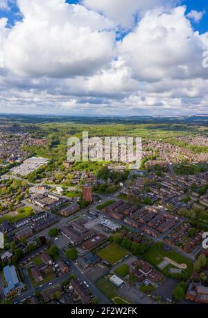 Foto aerea di una tipica proprietà immobiliare britannica nella grande città di Wigan, che mostra una vista dall'alto del drone di strade suburbane, strade e file di hous Foto Stock