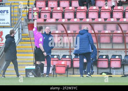 LONDRA, REGNO UNITO. 13 MARZO: Il manager di Scunthorpe Neil Cox viene mostrato un cartellino giallo dal Benjamin Spedie durante la partita Sky Bet League 2 tra Leyton Orient e Scunthorpe Uniti al Matchroom Stadium di Londra sabato 13 marzo 2021. (Credit: Ivan Yordanov | MI News) Credit: MI News & Sport /Alamy Live News Foto Stock