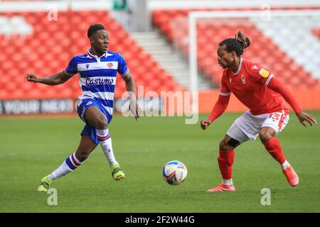 Nottingham, Regno Unito. 13 Marzo 2021. Andy Yiadom N. 17 di Reading passa la palla come Gaëtan Bong N. 13 di Nottingham Forest Pressures a Nottingham, Regno Unito il 13/03/2021. (Foto di Mark Cosgrove/News Images/Sipa USA) Credit: Sipa USA/Alamy Live News Foto Stock